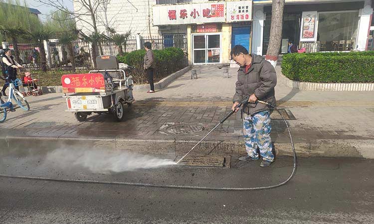 环卫路面油污就用三轮高温高压清洗车