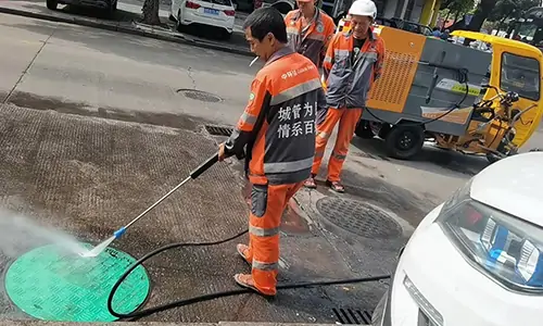 发往某环卫公司的小型高温高压清洗车道路清洁效果好