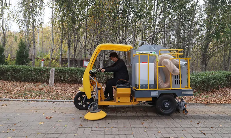 落叶收集专用车-小型树叶收集车的用处到底有哪些？园林，景区，物业人群快来看一下！