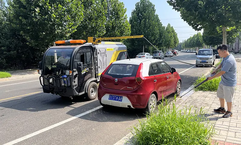 纯电动洗扫车辅道人行道显身手！狭窄道路洗扫，高压冲洗人行道，车辆过后地面整洁又卫生！