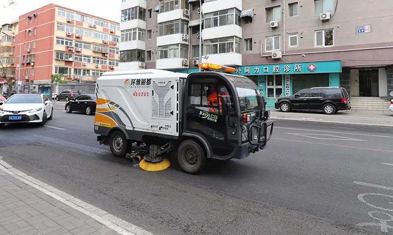 小型纯电动洗扫车街头实拍，道路洗扫无扬尘，打造美好生活环境！