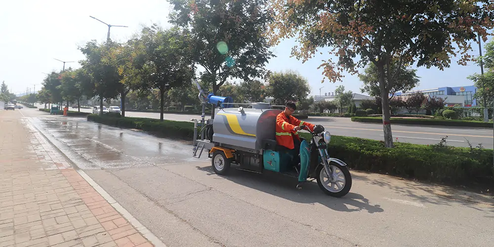 道路清洗洒水车_三轮车洒水车_洒水三轮车_小型电动洒水车