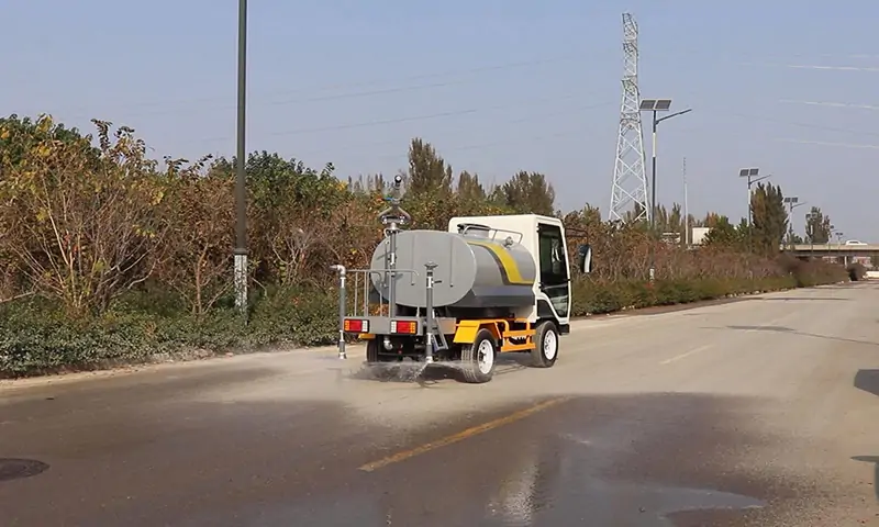 四轮洒水车：城市建设的得力助手