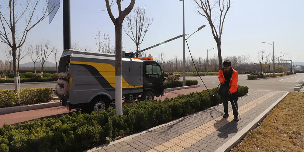 道路洗扫车_路面污渍清洁“专家”_电动洗扫车_环卫洗扫车_小型洗扫车