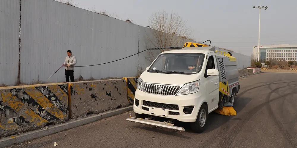 道路洗扫车_路面污渍清洁“专家”_电动洗扫车_环卫洗扫车_小型洗扫车