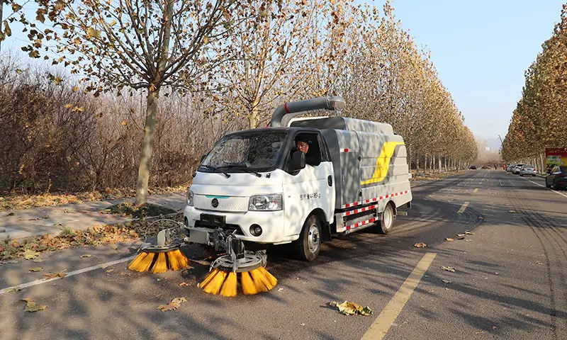 新能源树叶收集车：城市清洁的绿色利器