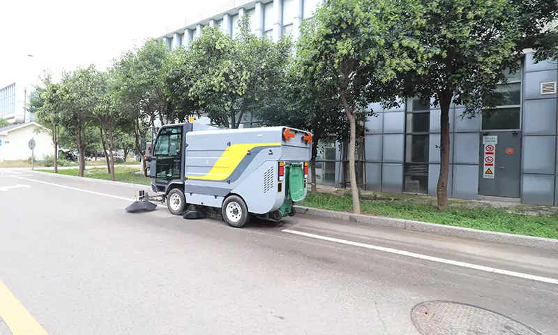 纯电动小型清扫车：高效环保的城市清洁利器