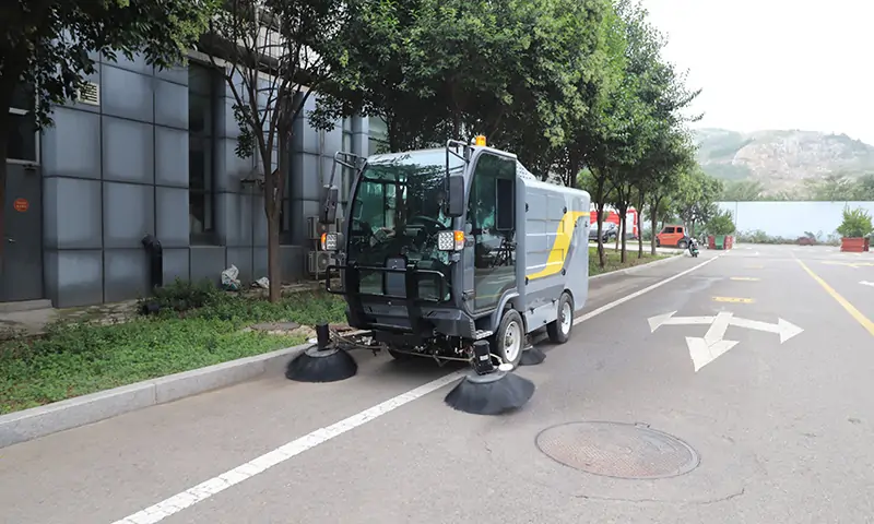 纯电动小型清扫车：城市清洁的高效环保解决方案