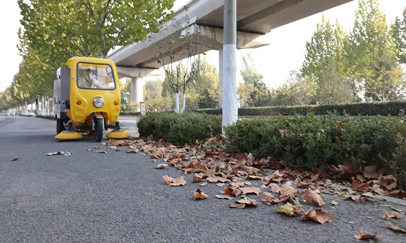 三轮驾驶式树叶收集车：城市绿化维护的高效利器