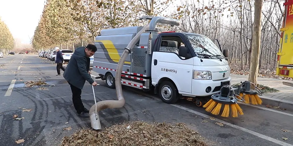 新能源树叶收集车 新能源多功能树叶收集车 新能源吸树叶的机器 新能源新型树叶收集车