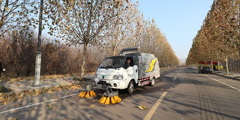 新能源树叶收集车 新能源多功能树叶收集车 新能源吸树叶的机器 新能源新型树叶收集车