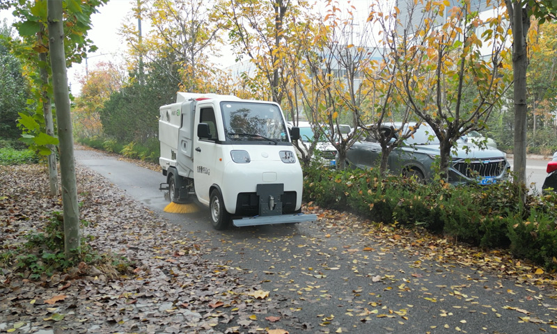 秋季落叶轻松“拿下”——纯电动洗扫车的雨后清洁实力展示