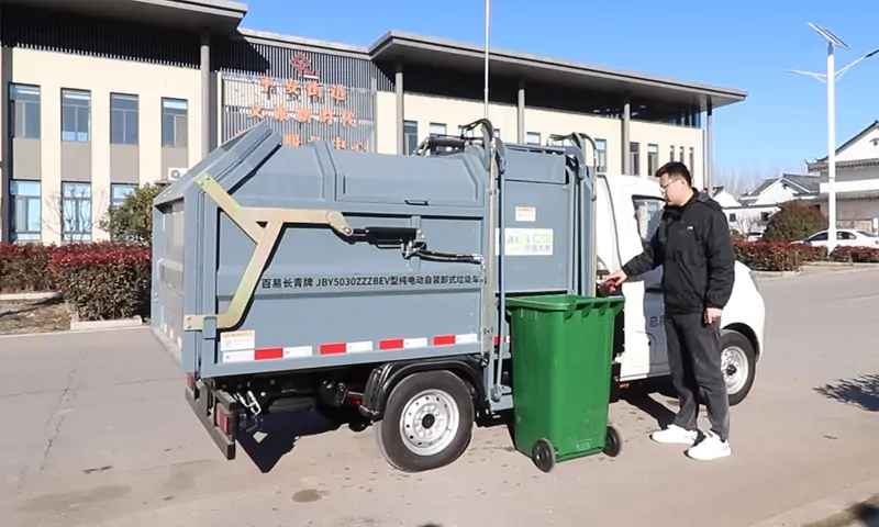 绿色高效新装备——侧装式纯电动垃圾清运车助力城市环卫提质升级